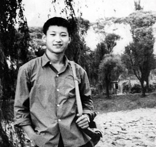 Bức ảnh này chụp năm 1972, trong một lần ông Tập Cận Bình về thăm nhà ở Bắc Kinh. Quãng thời gian này, ông phải về nông thôn học tập theo chỉ thị của Chủ tịch Mao Trạch Đông.