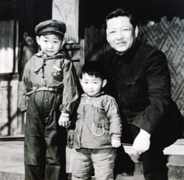 Ông Tập Cận Bình hồi nhỏ (bên trái) cùng em trai Tập Viễn Bình (giữa) và bố Tập Trọng Huân năm 1958.