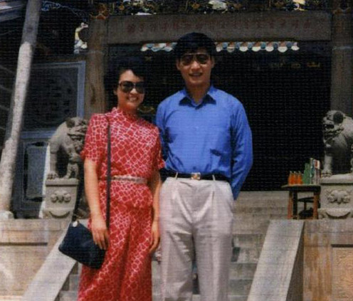 Hai vợ chồng ông Tập Cận Bình, bà Bành Lệ Viện chụp ảnh ở đảo Đông Sơn, tỉnh Phúc Kiến năm 1987 .