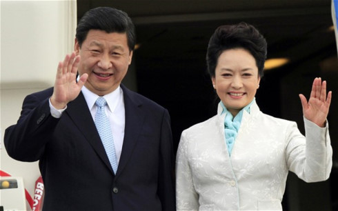 Chủ tịch Trung Quốc Tập Cận Bình và phu nhân Bành Lệ Viên trong một chuyến công du. 