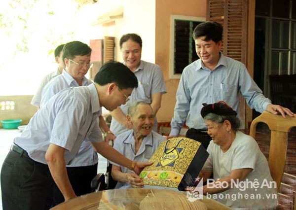 Đồng chí Phó Bí thư và đoàn công tác thăm, tặng quà ông Đặng Đình Thụ, trú tại thôn 5, xã Phúc Sơn (Anh Sơn) thương binh 2/4