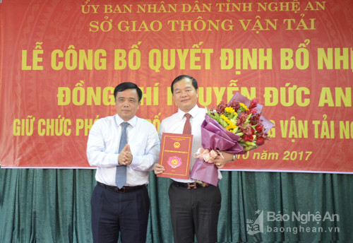 Phó Chủ tịch UBND tỉnh Huỳnh Thanh Điền trao Quyết định bổ nhiệm Phó Giám đốc Sở GTVT cho đồng chí Nguyễn Đức An. Ảnh: Thanh Lê