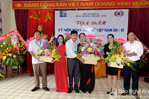 Ban lãnh đạo Bệnh viện tặng hoa cho đại diện chị em nhân ngày phụ nữ Việt Nam.