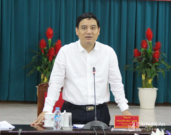 Đồng chí Nguyễn Đắc Vinh - Ủy viên Trung ương Đảng, Bí thư Tỉnh ủy, Trưởng đoàn đại biểu Quốc hội tỉnh chủ trì kết luận tại hội nghị.