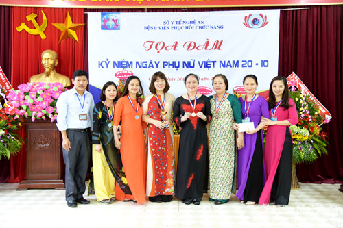 Ban tổ chức trao cúp và huy chương cho đội đạt giải nhất giải thể thao bóng chuyền năm 2017 nhân ngày phụ nữ Việt Nam 20/10. Ảnh: Sỹ Minh