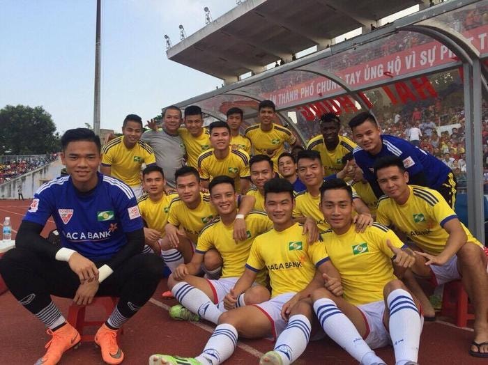 Thủ môn Nguyên Mạnh và các cầu thủ SLNA đang thăng hoa tại V-League. Ảnh: Dũng Nguyễn