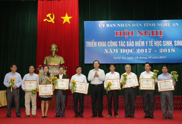 Đồng chí Lê Minh Thông khen thưởng cho các tập thể và cá nhân thực hiện tốt công tác BHYT học sinh, sinh viên. Ảnh: Mỹ Hà