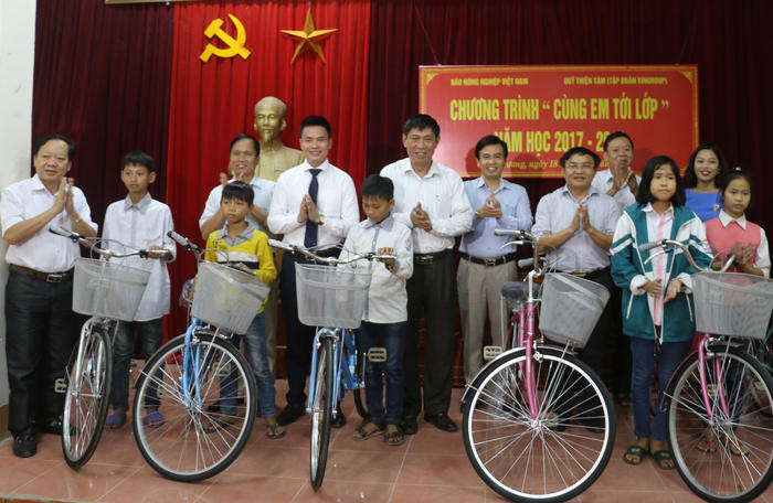 : Đại diện Báo nông nghiệp Việt Nam và Tập đoàn Vingrup trao quà cho các em học sinh vượt khó học giỏi