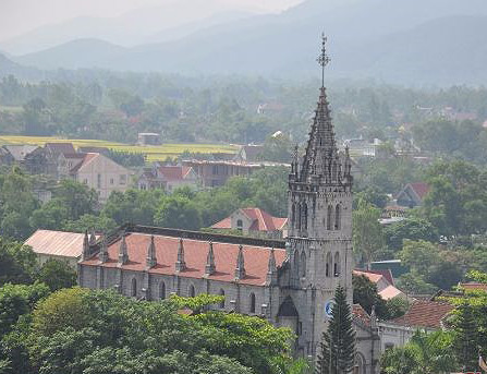 Bảo Nham là giáo xứ sở hạt Bảo Nham (xã Bảo Thành, huyện Yên Thành, tỉnh Nghệ An) cách tổng giám mục khoảng 40km theo hướng tây bắc. Được thành lập vào năm 1887, Bảo Nham là một trong những giáo xứ được thành lập sớm nhất trong giáo phận.
