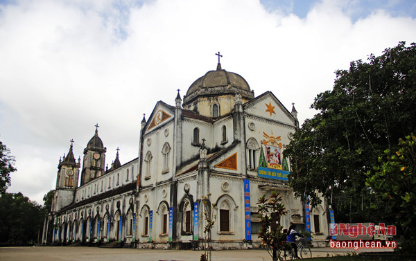 Nhà thờ Xã Đoài là một trong những nhà thờ lớn và cổ xưa của giáo phận Vinh. Nhà thờ được xây dựng từ năm 1846, cung hiến lần đầu năm 1979 và cung hiến trọng thể vào năm 2014.  (Ảnh: Cảnh Nam)