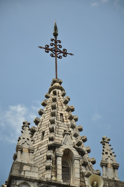 Tháp chuông độc đáo với tượng một chú gà bằng thép trên đỉnh tháp. (Ảnh: Thanh Thủy)