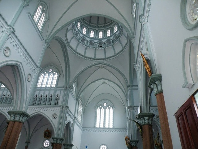 Nhà thờ mới được xây dựng năm 2010, mang phong cách hiện đại với mái vòm cao lấy ánh sáng họa tiết cầu kỳ.
