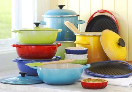 Đồ gia dụng: Cùng với sự phát triển của công nghệ, kỹ thuật, phụ nữ ngày càng được giải phóng khỏi những công việc không tên ngay trong chính ngôi nhà của mình. Để giúp bà xã của bạn có thêm thời gian rảnh rỗi chăm sóc bản thân, vui đùa cùng con cái hay cùng bạn tận hưởng những giây phút lãng mạn, hãy dành tặng cô ấy những món đồ gia dụng mới như một chiếc máy hút bụi kèm lau nhà, một chiếc máy giặt thế hệ mới siêu tiết kiệm và cực kỳ tiện ích hay chiếc bếp từ hoặc lò nướng mới hỗ trợ cô ấy trong công việc bếp núc...