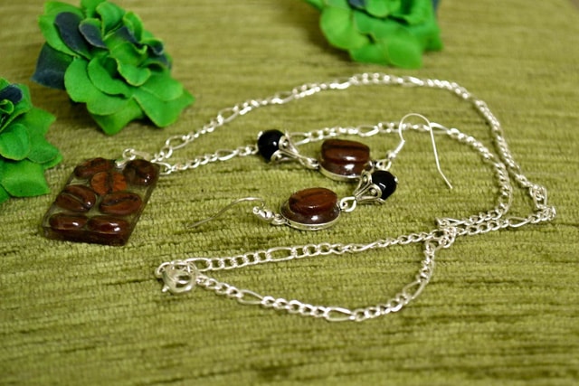3. Trang sức: Đối với phụ nữ, trang sức có lẽ là thứ không thể thiếu. Những món đồ trang sức này rất phong phú từ chất liệu, kiểu dáng cũng như phong cách nên việc lựa chọn món quà phù hợp cũng không phải dễ dàng lắm đối với cánh mày râu. Hãy quan sát một chút đến trang phục, phong cách và sở thích của nửa kia hàng ngày. Điều đó sẽ giúp bạn chọn lựa được món đồ chuẩn gu của nàng đấy!