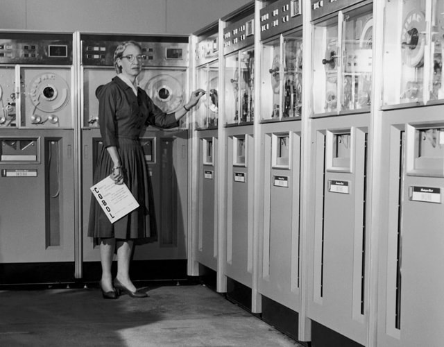 5. Máy tính điện tử: Chuẩn Đô đốc Grace Murray Hopper là một nhà khoa học máy tính và cũng là sĩ quan trong Hải quân Hoa Kỳ. Bà không chỉ viết nên trình biên dịch máy tính đầu tiên cho chiếc máy tính đầu tiên ( máy Mark I, có kích cỡ bằng cả một căn phòng) mà còn là người đầu tiên sử dụng thuật ngữ “bugging” và “debugging”, những thuật ngữ mà ta vẫn dùng cho tới ngày nay.