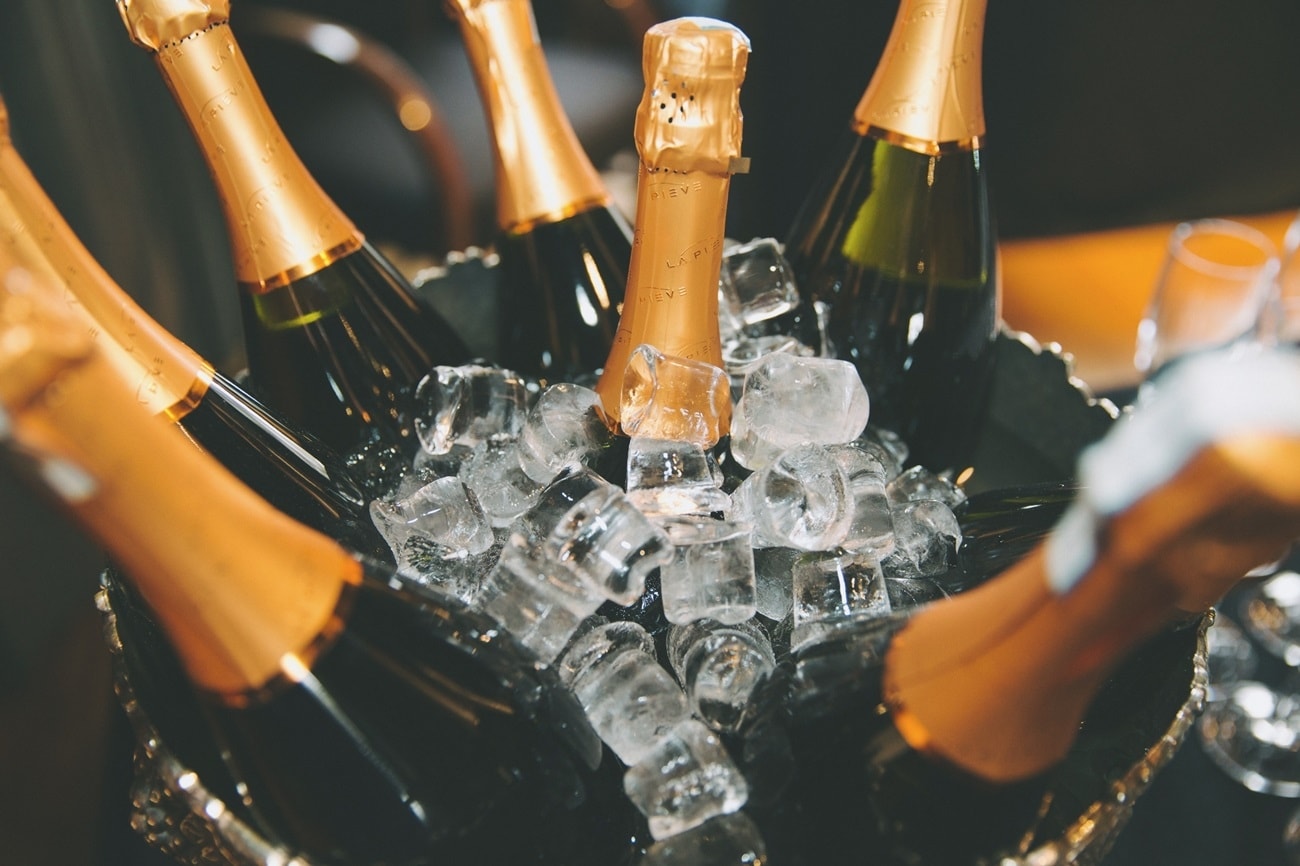 2. Rượu vang hồng: Nicole Barbe Clicquot sinh năm 1808 đã phát triển công nghệ chiết xuất đặc biệt. Công nghệ này giúp loại bỏ men chết trong rượu mà không làm mất đi vị ngon của loại đồ uống hảo hạng này, từ đó tạo ra rượu vang hồng. Đây là một tiến bộ đáng kể trong việc cải thiện chất lượng của các món rượu vang thời bấy giờ.