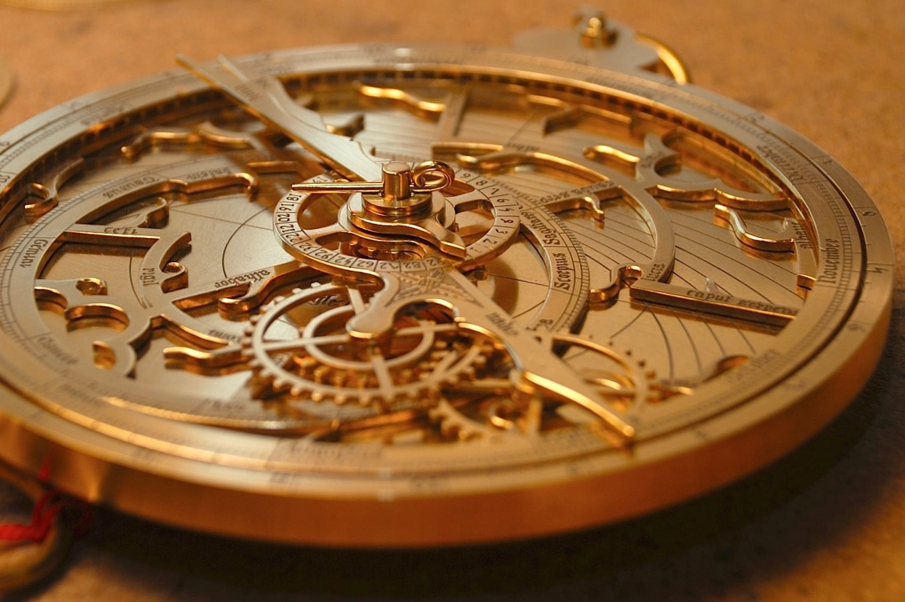 1. Đồng hồ thiên văn Astrolabes: Đây là phát minh của nhà khoa học nữ Hypatia Alexandria sinh vào năm 370 trước Công Nguyên. Nữ khoa học gia người Hy Lạp này đã sáng chế ra một trong những thiết bị đầu tiên liên quan đến thiên văn học. Được biết thiết bị này dùng để xác định vị trí của các thiên thể trong vũ trụ như ngôi sao, đặc biệt là hiện tượng sao chổi hay chuyển động của mặt trăng.