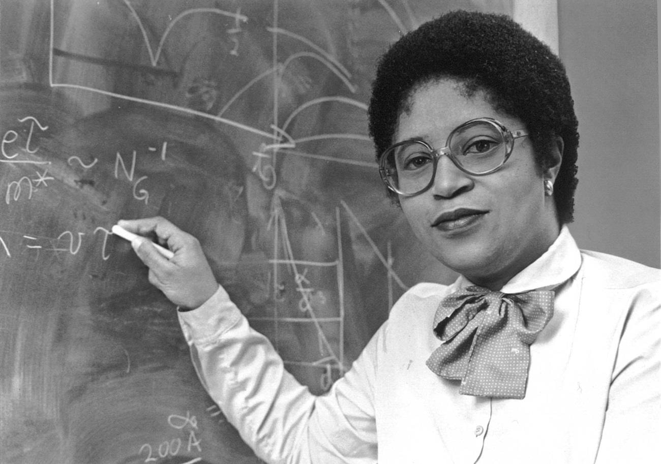 7. Công nghệ viễn thông: Năm 1973, Shirley Jackson là người phụ nữ da đen đầu tiên tiến hành nghiên cứu các định luật cơ bản để tạo tiền đề cho các nhà khoa học khác phát minh ra điện thoại bấm nút, năng lượng mặt trời, cáp quang và dịch vụ chờ cuộc gọi.