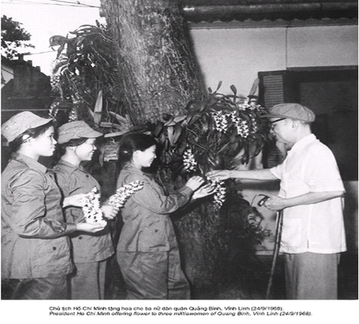 Chủ tịch Hồ Chí Minh tặng hoa phong lan cho ba đại biểu nữ dân quân Quảng Bình và Vĩnh Linh, năm 1968.