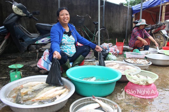  Những người buôn cá chuyên nghiệp thường có dây sục ô xy, giúp cá sống lâu, còn những người “kẻ quê” thì 2 tay thường cầm 2 túi nước để tạo sóng. Ảnh: Huy Thư