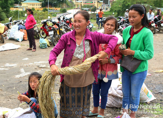 Những sợi lanh được bán trong các phiên chợ là sợi dây kết nối tâm linh của người Mông. Ảnh: Đào Thọ