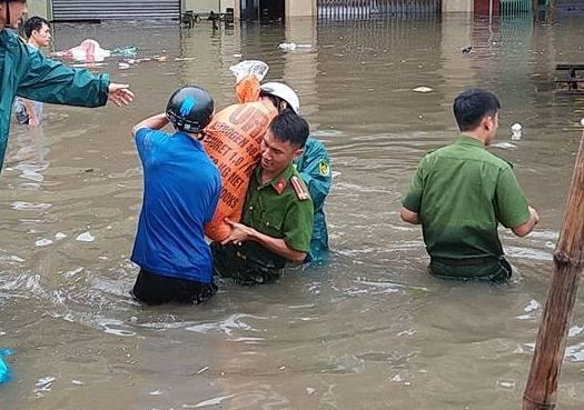 Hôm qua mưa lớn chợ Vinh bị ngâp chưa từng có trong lịch sử. Hàng hóa của 1500 hộ dân bị ngập, các lực lượng phải ra hỗ trợ vận chuyển hàng đi nơi khác.