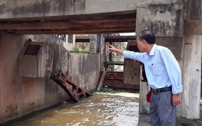 Ông Hoàng Văn Hương - Trạm trưởng trạm bara Nghi Quang lo lắng khi dầm cầu xuống cấp. Ảnh: Thu Hiền