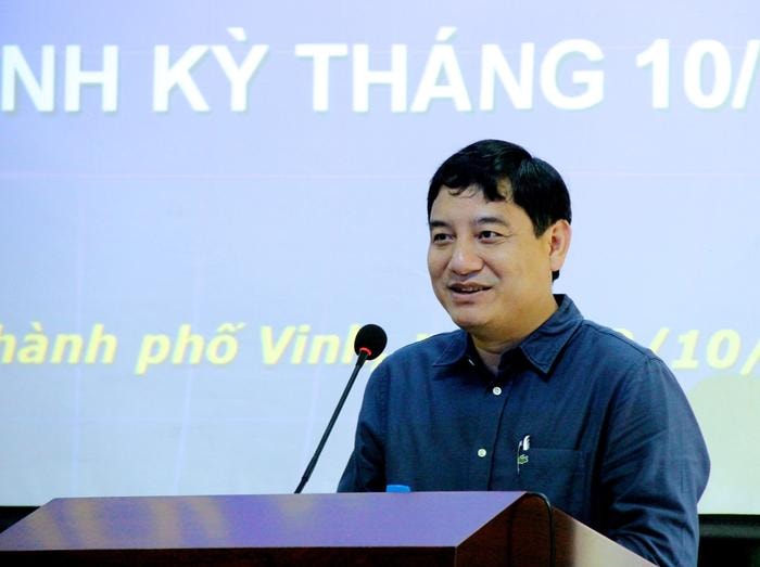 Bí Thư Tỉnh uỷ Nguyễn Đắc Vinh thông tin nhanh đến các báo cáo viên kết quả Hội nghị Trung ương 6 (khoá XII). Ảnh: Mỹ Nga.