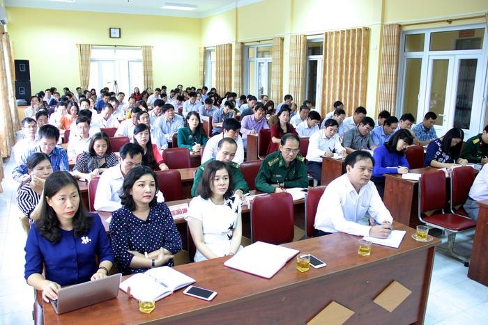 Tại hội nghị, các báo cáo viên còn được nghe thông tin thời sự trong nước và quốc tế. Ảnh: Mỹ Nga.