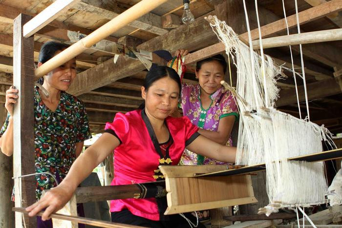 Phụ nữ xã Châu Tiến (huyện Quỳ Châu) tham gia dệt thổ cẩm phát triển kinh tế. Ảnh: Mỹ Hà