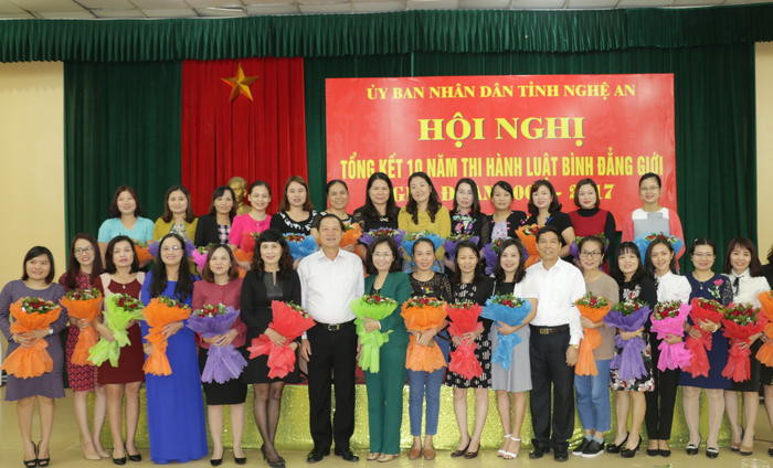 Đồng chí Lê Minh Thông và Nguyễn Bằng Toàn tặng hoa cho các đại biểu nhân dịp Kỷ niệm Ngày Phụ nữ Việt Nam 20 - 10 (ảnh: Mỹ Hà)