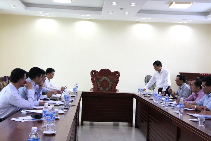 Đồng chí Lê Hồng Vinh, Ủy viên BTV Tỉnh ủy, Trưởng ban Kinh tế ngân sách HĐND tỉnh cho ý kiến chỉ đạo công tác thu ngân sách cho thị xã Hoàng Mai.