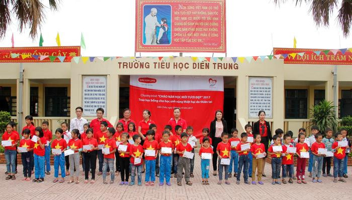 Tặng quà cho các em học sinh xã Diễn Trung, huyện Diễn Châu. Ảnh: P.V