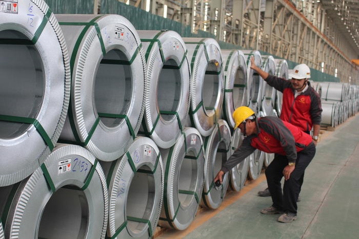 Sản xuất tôn ở nhà máy tôn Hoa Sen Quỳnh Lập. Ảnh: Trân Châu
