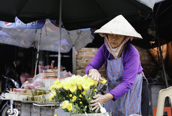 Ngày 20/10 là ngày mà những người phụ nữ này đáng lẽ họ sẽ được nhận những bó hoa tưởi thắm nhưng họ vẫn phải tất bật mưu sinh để nuôi sống gia đình. Ảnh Đức Anh