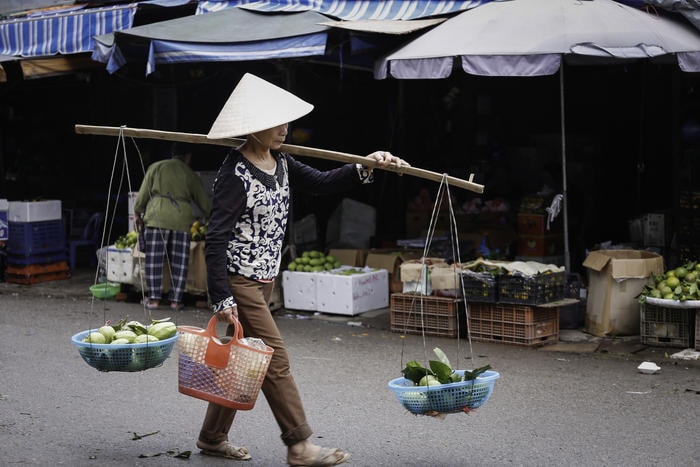 Với những người phụ nữ này, ngày nào họ cũng dậy rất sớm lấy hàng đi bán.