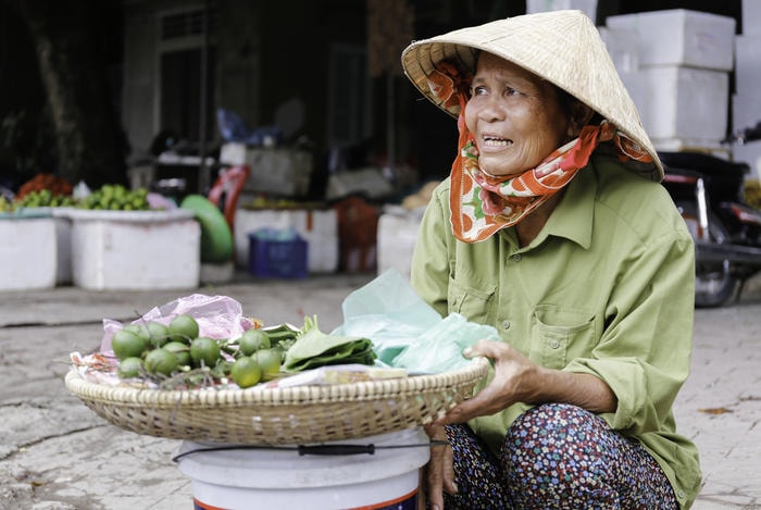 Chỉ là mẹt hàng có giá trị nhỏ thôi nhưng đó cũng là nguồn mưu sinh cho cả gia đình của chị. Ảnh Đức Anh