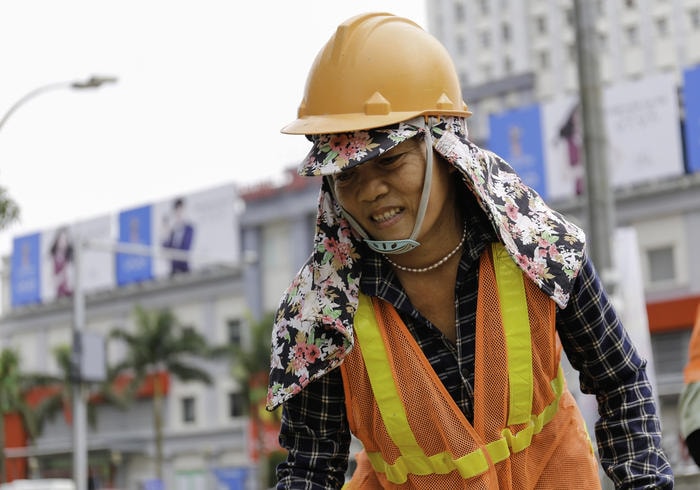 Dù là phải làm công việc nặng nhọc nhưng họ vẫn thấy luôn lạc quan, nụ cười vẫn luôn thường trực trên môi. Xin gửi tới lời chúc tốt đẹp đến họ nhân ngày 20-10. Ảnh Đức Anh