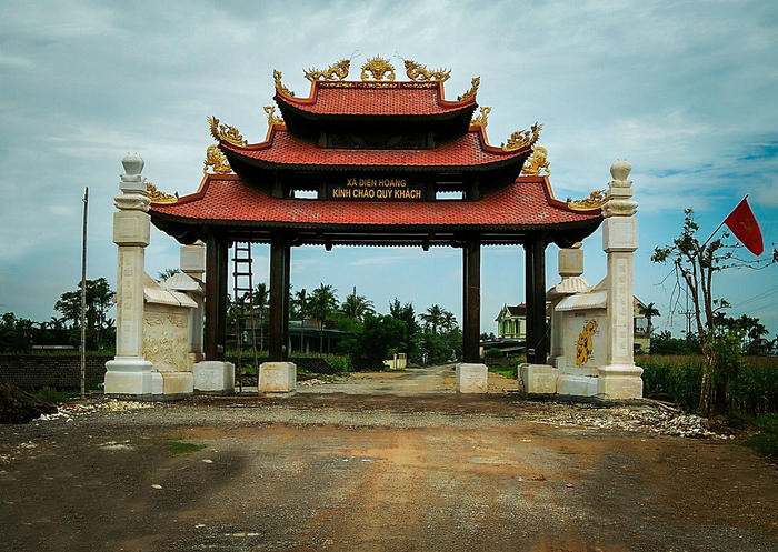 Cổng làng xã Diễn Hoàng, huyện Diễn Châu cũng hoành tráng không kém. Cổng được làm bằng gỗ, hai bên là bức bình phong bằng đá được chạm trổ cầu kỳ.