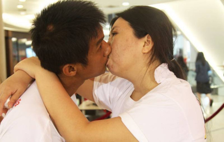 Nụ hôn dài nhất kéo dài tới hơn 2 ngày. Ekkachai Tiranat và Laksana Tiranat (Thái Lan) hôn nhau trong hơn 58 tiếng đồng hồ và họ nhận được giải thưởng là tiền mặt, hai chiếc nhẫn kim cương và được ghi danh trong sách kỷ lục Guinness thế giới.