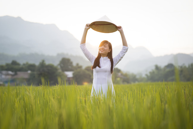 Một cô gái độ lượng là cô gái có hàm dưỡng, dù gặp hoàn cảnh khó khăn nào cũng có thể đứng vững được.