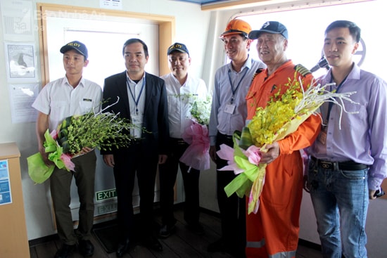 Lãnh đạo tập đoàn The Vissai tặng chào mừng các thuyền viên trên tàu khủng cập bến tại cảng Nghi Thiết. Hiện tàu có 18 thuyền viên và dự kiến sẽ đỗ tại cảng 4 ngày để nhập hàng. Ảnh: Quang An