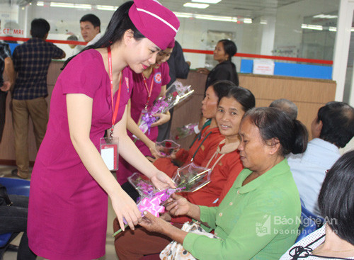 Các bệnh nhân nữ đến khám tại bệnh viện Đa khoa Cửa dịp 20/10 đều nhận được tặng hoa và những lời chúc mừng từ bệnh viện. Ảnh: Đinh Nguyệt