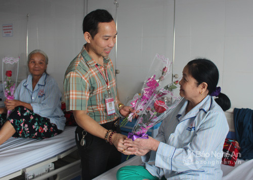 Niềm vui của người bệnh khi nhận được sự quan tâm của bệnh viện vào Ngày Phụ nữ Việt Nam. Ảnh: Đinh Nguyệt