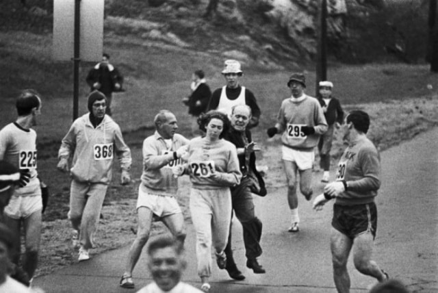 Năm 1967, Kathrine Switzer trở thành nữ vận động viên đầu tiên chạy marathon Boston, bất chấp sự ngăm cản của Ban Tổ chức.