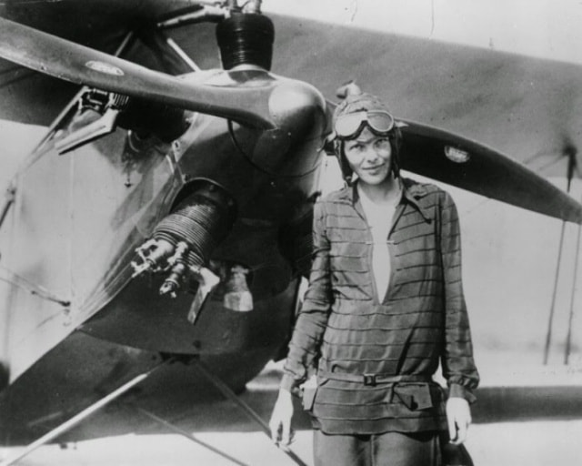 Năm 1928, Aviator Amelia Earhart trở thành nữ phi công đầu tiên bay xuyên Đại Tây Dương.