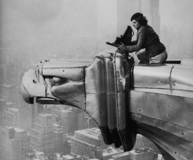 Nữ nhiếp ảnh gia Margaret Bourke-White đang ở trên đỉnh của tòa nhà Chrysler, New York năm 1934.