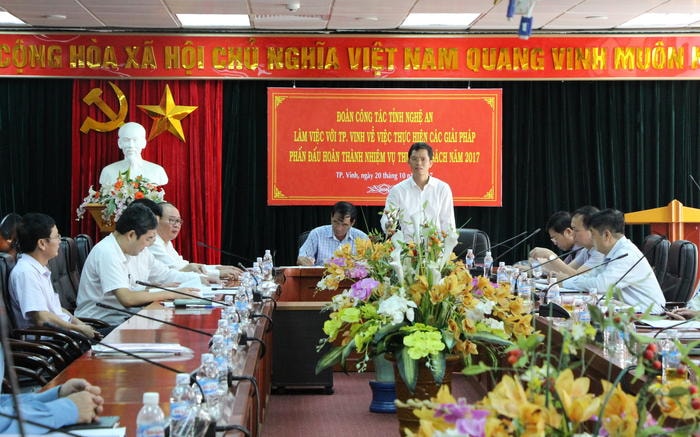 Đoàn công tác của tỉnh làm việc với thành phố Vinh về công tác thu thuế năm 2017.Ảnh: T.C