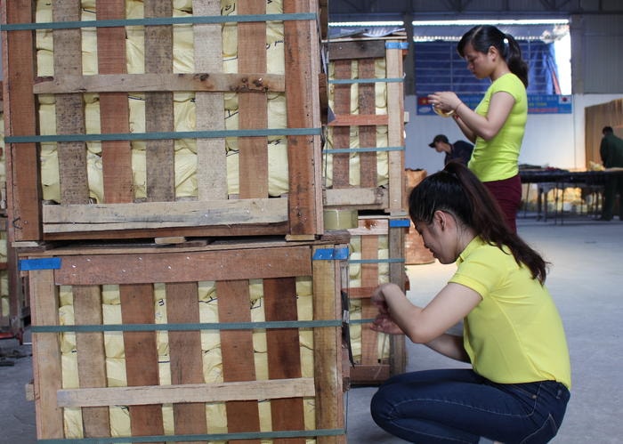 Đóng hàng xuất khẩu tại công ty sản xuất linh kiện thang máy ở Nghi Kim, thành phố Vinh. Ảnh: Trân Châu