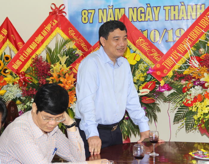 Bí thư Tỉnh ủy Nguyễn Đắc Vinh ghi nhận những đóng góp của Hội LHPN đối với sự phát triển của tỉnh nhà. Ảnh: Hoài Thu